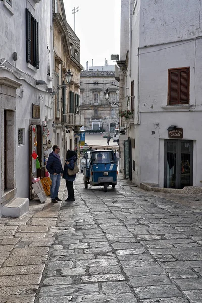 Calles estrechas de Ostuni en la región de Puglia en Italia . — Foto de Stock