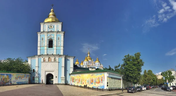 Золотий опуклий Михайлівський Золотоверхий собор у Києві, Україна. — стокове фото