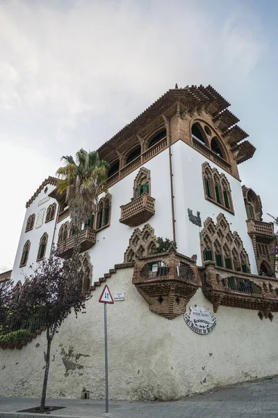 Edificio con arquitectura y decoración de estilo europeo en Barcelona, España — Foto de Stock