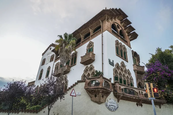 Edificio con arquitectura y decoración de estilo europeo en Barcelona, España — Foto de Stock