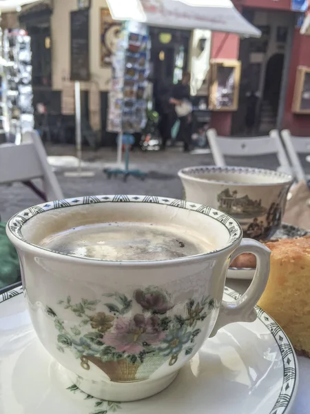 Tazas de café sobre la mesa en un café al aire libre en Sevilla, España . — Foto de Stock