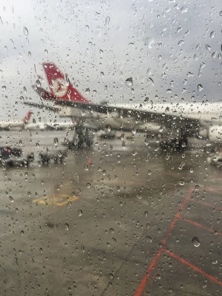 Avion Turkish Airlines en attente d'embarquement à Istanbul, Turquie — Photo