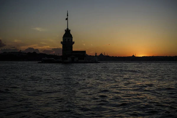 Věž při západu slunce v Istanbulu, Turecko. — Stock fotografie