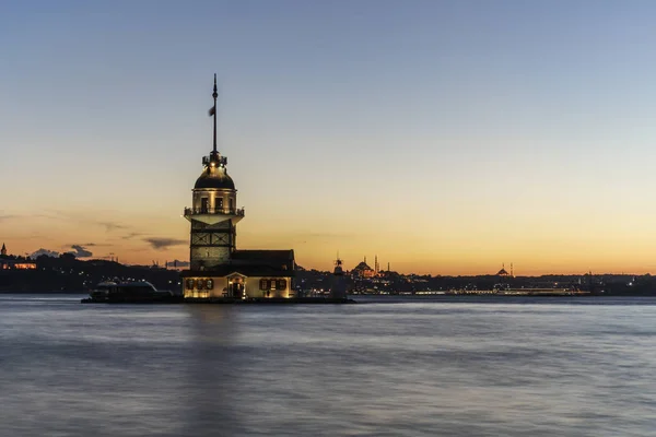 The Maiden 's Tower during sunset in Istanbul, Turkey . — стоковое фото