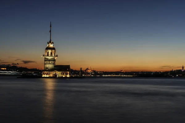 The Maiden 's Tower during sunset in Istanbul, Turkey . — стоковое фото