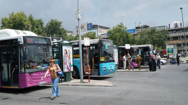 Transporte público en el distrito de Besiktas en Estambul, Turquía . — Foto de Stock