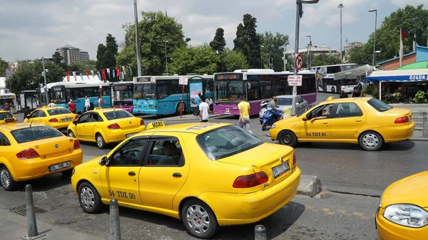 Transporte público en el distrito de Besiktas en Estambul, Turquía . —  Fotos de Stock
