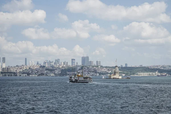 Паром проходит мимо Девичьей башни на море в Стамбуле, Турция — стоковое фото