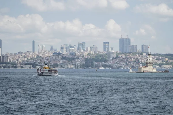 Passagens de balsa A Torre da Donzela no mar em Istambul, Turquia — Fotografia de Stock