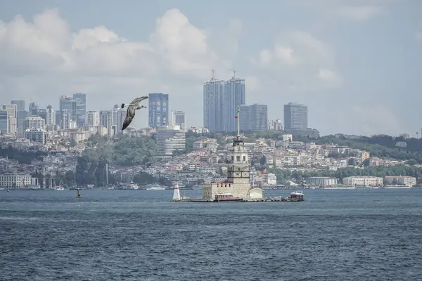 Maiden 's Tower on sea in Istanbul, Turkey — стоковое фото