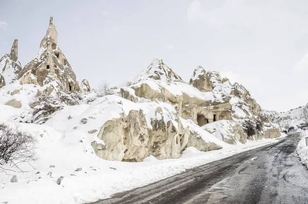 Geologiczne skalistymi formacjami pod śniegiem w regionie Kapadocja, Turcja — Zdjęcie stockowe