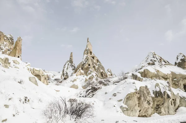 Geologiczne skalistymi formacjami pod śniegiem w regionie Kapadocja, Turcja — Zdjęcie stockowe