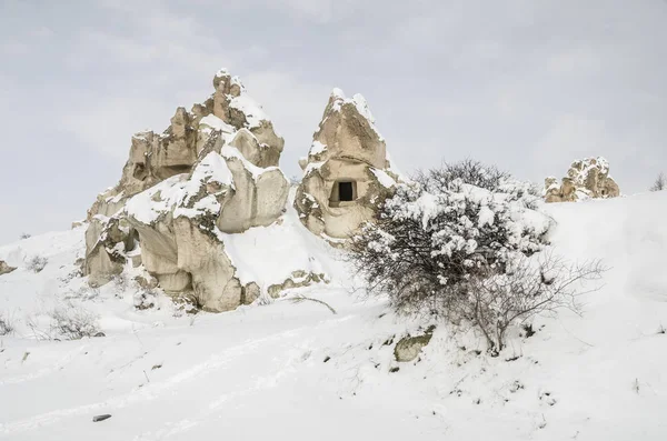Formaciones rocosas geológicas únicas bajo la nieve en Capadocia, Turquía —  Fotos de Stock