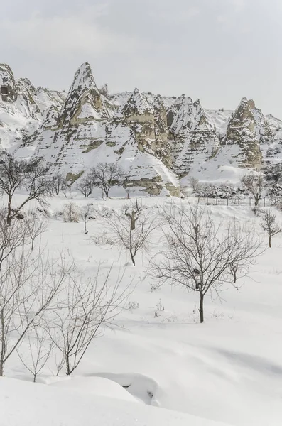 Formazioni geologiche rocciose uniche sotto la neve in Cappadocia, Turchia — Foto Stock