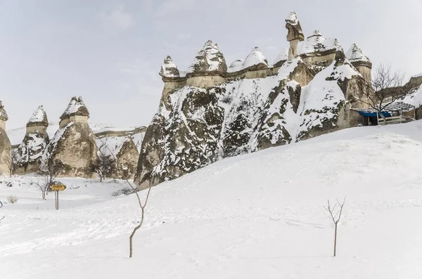 Formazioni geologiche rocciose uniche sotto la neve in Cappadocia, Turchia — Foto Stock