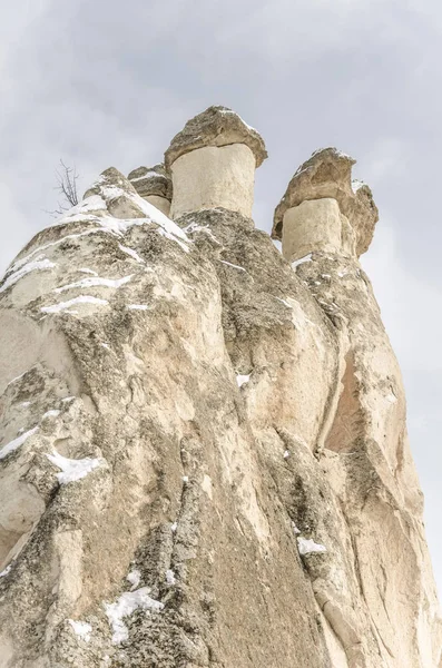 Geologiczne skalistymi formacjami pod śniegiem w regionie Kapadocja, Turcja — Zdjęcie stockowe