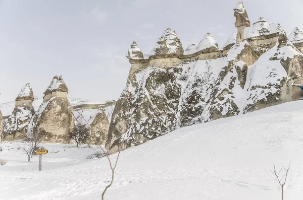 Formaciones rocosas geológicas únicas bajo la nieve en Capadocia, Turquía —  Fotos de Stock