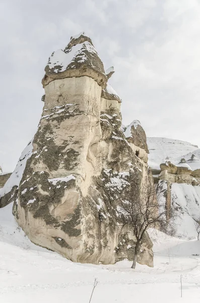 Geologiczne skalistymi formacjami pod śniegiem w regionie Kapadocja, Turcja — Zdjęcie stockowe