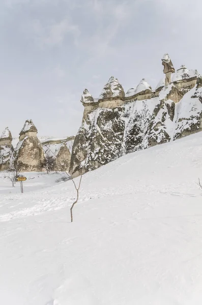 Formazioni geologiche rocciose uniche sotto la neve in Cappadocia, Turchia — Foto Stock