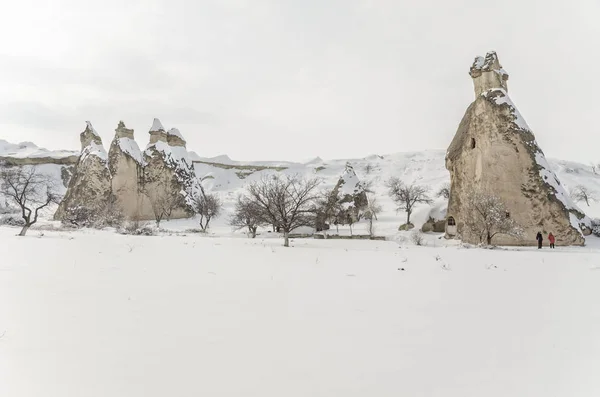 Geologiczne skalistymi formacjami pod śniegiem w regionie Kapadocja, Turcja — Zdjęcie stockowe