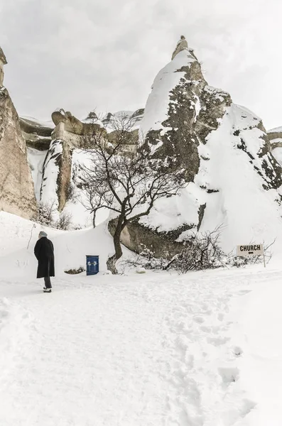 겨울 동안 카파도키아, 터키, 눈에 산책 하는 여자. — 스톡 사진