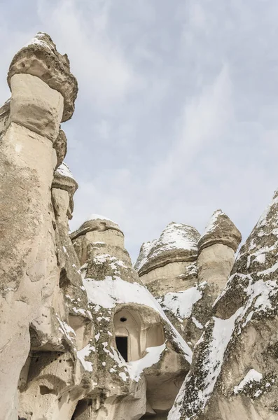 Geologiczne skalistymi formacjami pod śniegiem w regionie Kapadocja, Turcja — Zdjęcie stockowe