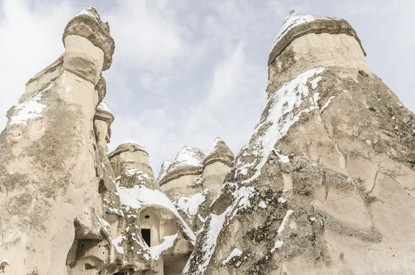 카파도키아, 터키에서 눈 아래 독특한 지질 바위 — 스톡 사진