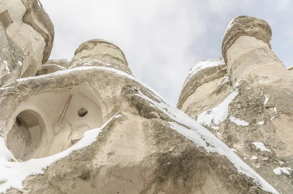 Unieke geologische rotsformaties onder de sneeuw in Cappadocië, Turkije — Stockfoto