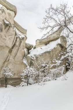Benzersiz jeolojik kaya oluşumları Kapadokya, Türkiye'de kar altında