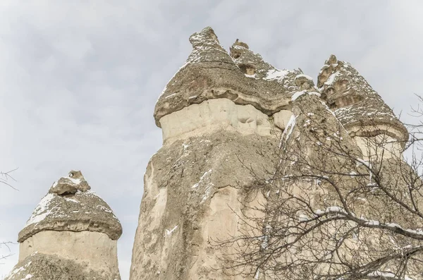 Formações rochosas geológicas únicas sob neve na Capadócia, Turquia — Fotografia de Stock
