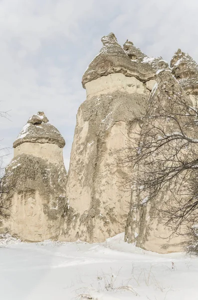 Formaciones rocosas geológicas únicas bajo la nieve en Capadocia, Turquía — Foto de Stock