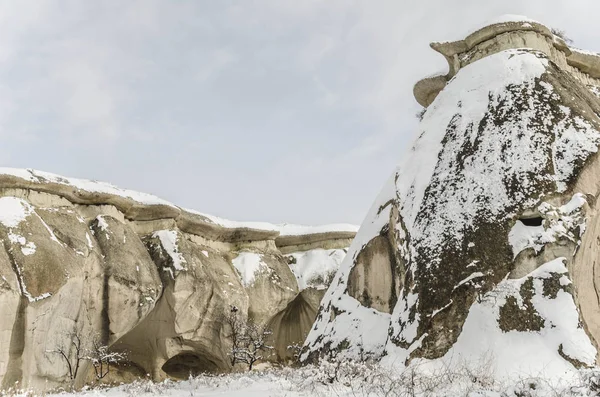 Geologiczne skalistymi formacjami pod śniegiem w regionie Kapadocja, Turcja — Zdjęcie stockowe