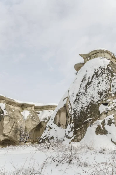 카파도키아, 터키에서 눈 아래 독특한 지질 바위 — 스톡 사진