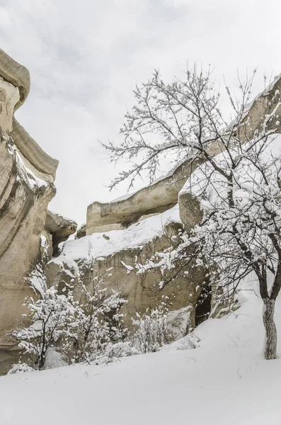 Geologiczne skalistymi formacjami pod śniegiem w regionie Kapadocja, Turcja — Zdjęcie stockowe