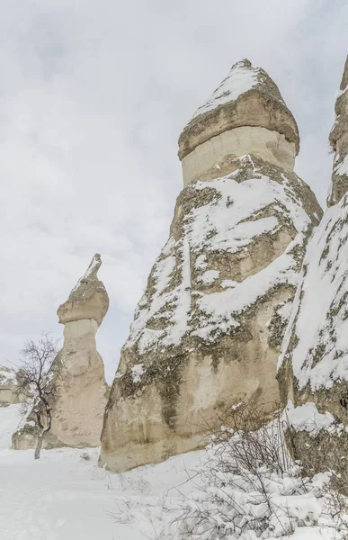 Formaciones rocosas geológicas únicas bajo la nieve en Capadocia, Turquía —  Fotos de Stock