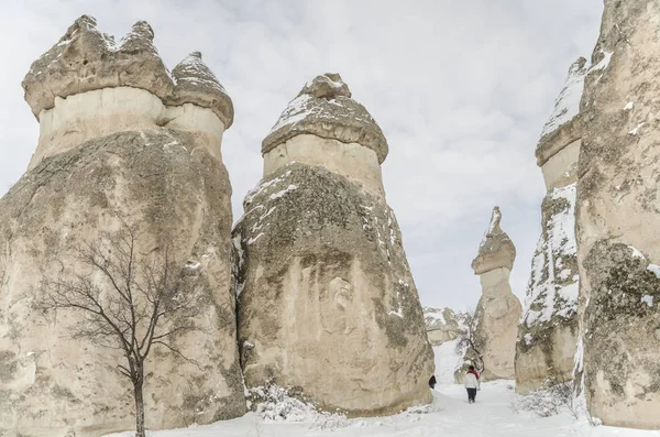 Geologiczne skalistymi formacjami pod śniegiem w Kapadocji, Turek — Zdjęcie stockowe