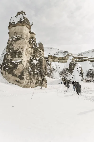 Los turistas están visitando Capadocia en Turquía durante el invierno . — Foto de Stock