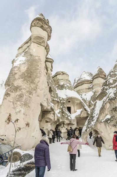 Turyści odwiedzają Cappadocia w Turcji w okresie zimowym. — Zdjęcie stockowe