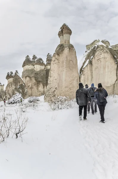 Los turistas están visitando Capadocia en Turquía durante el invierno . — Foto de Stock