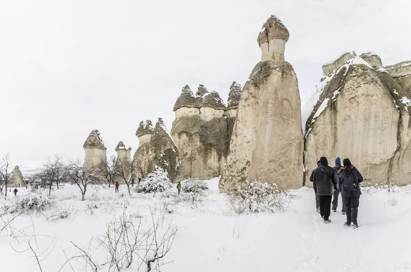 Los turistas están visitando Capadocia en Turquía durante el invierno . —  Fotos de Stock