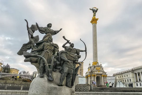 Estatua de los fundadores de Kiev en Kiev, Ucrania —  Fotos de Stock