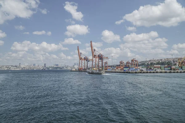 Istanbul, Türkiye'de kargo liman genel feribot geçer.
