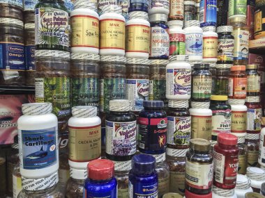 Birden fazla marka çeşitli vitaminler ve takviyeler.
