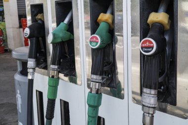 İspanya 'da bir benzin istasyonunda yakıt ikmali yapılıyor.. 
