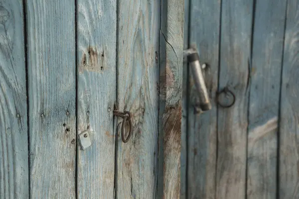 Natuurlijke en oude houten deur — Stockfoto