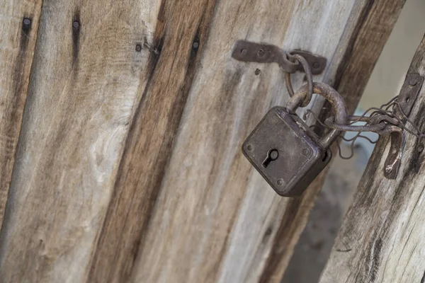 Oud roestig slot op een houten deur — Stockfoto