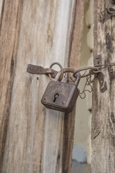 Altes rostiges Schloss an einer Holztür — Stockfoto