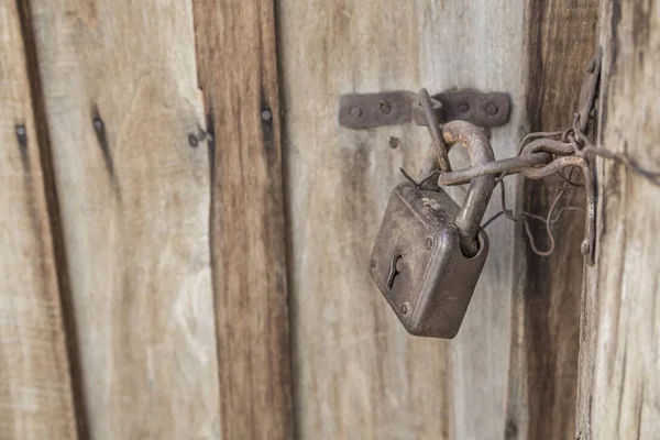 Oud roestig slot op een houten deur — Stockfoto