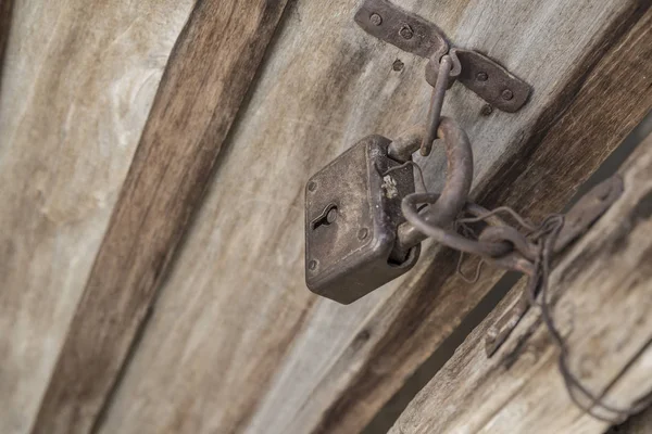 Altes rostiges Schloss an einer Holztür — Stockfoto