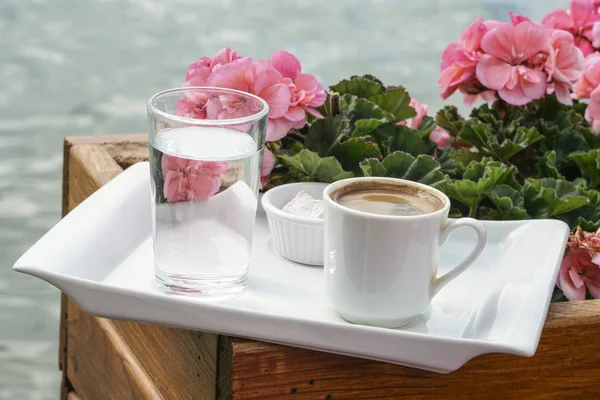 Café turco (café griego) servido con un vaso de agua — Foto de Stock